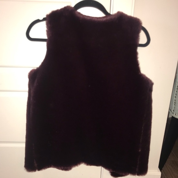 Size small buffalo maroon faux fur vest - Picture 2 of 4